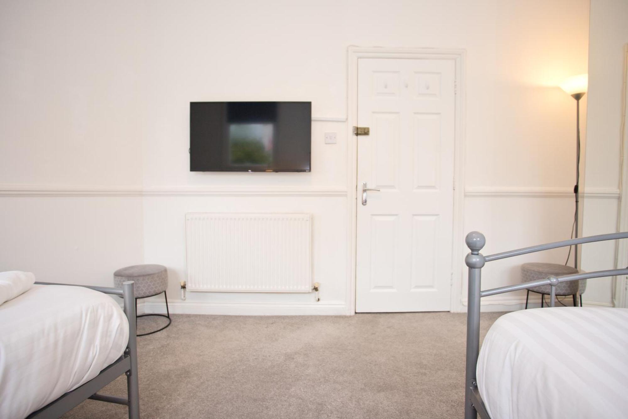 Apartment Town Centre Large 2 Bedroom - - Parking *