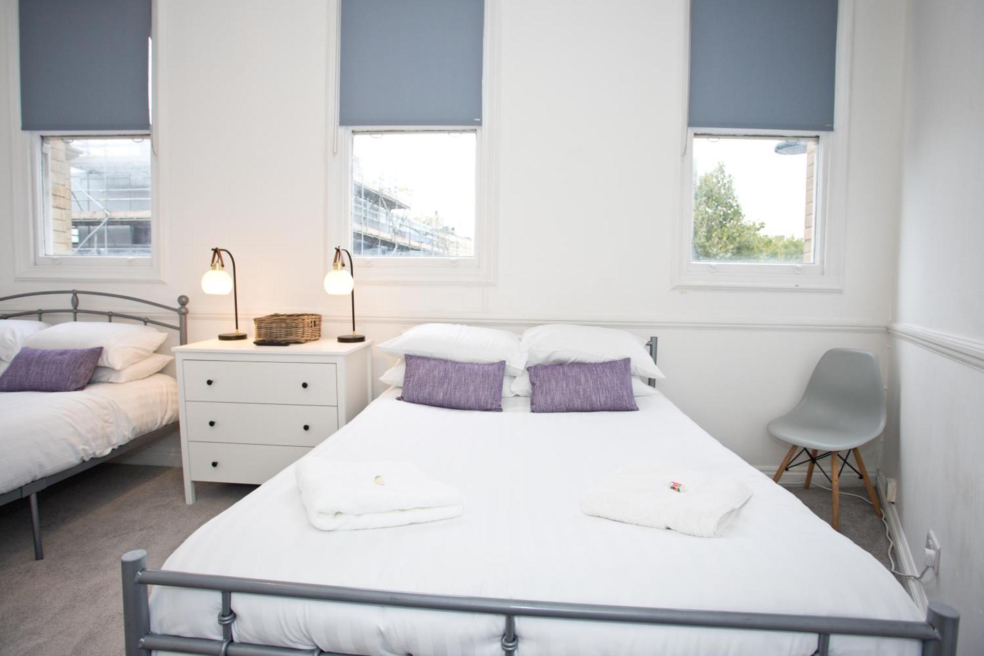 Town Centre Large 2 Bedroom - - Parking Apartment *