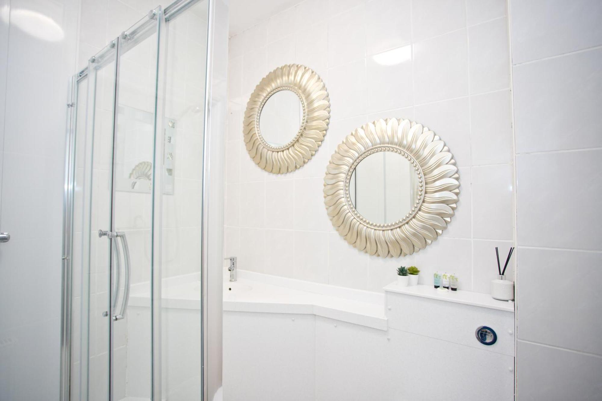 Town Centre Large 2 Bedroom - - Parking Apartment Bournemouth