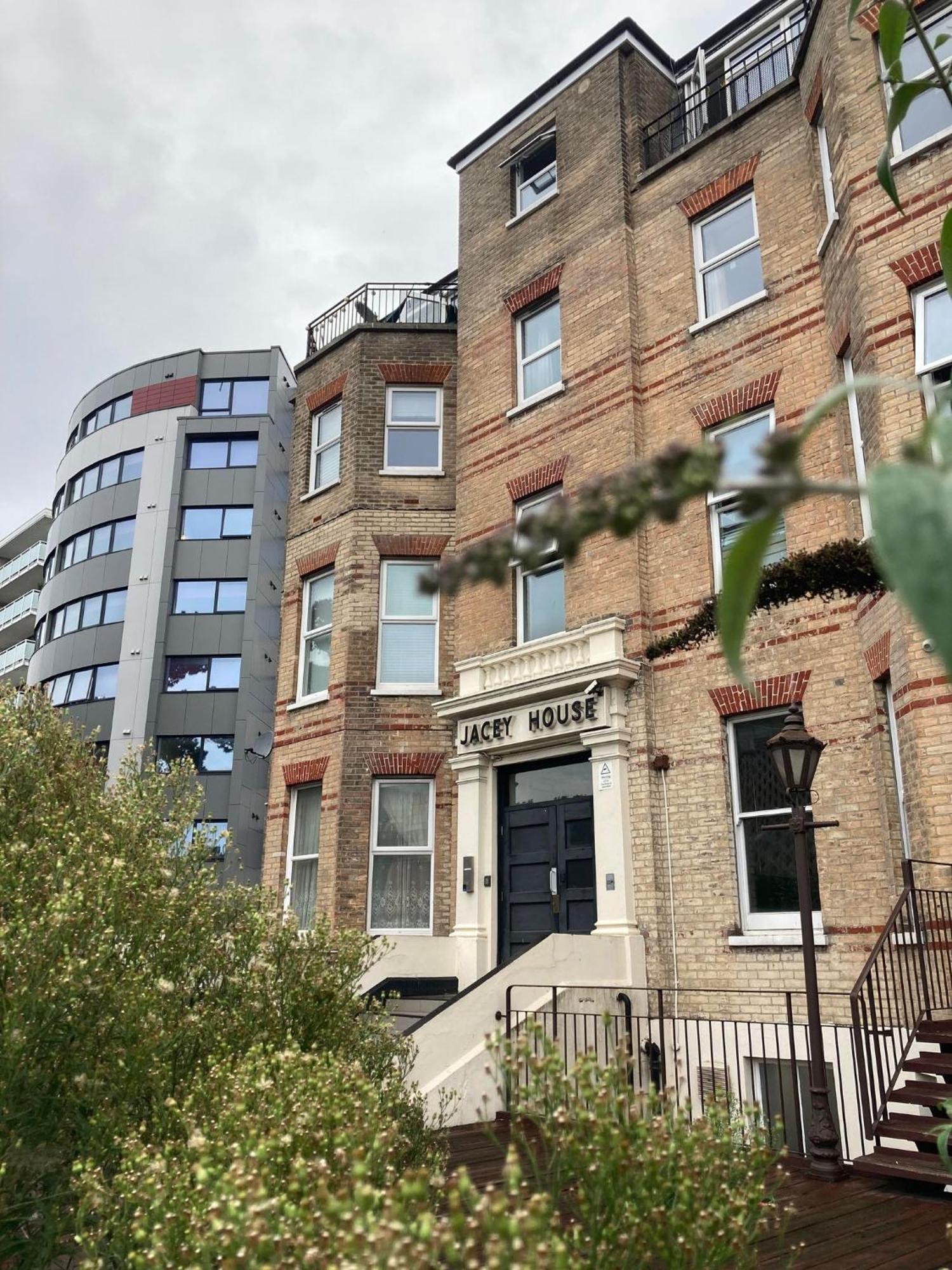 Apartment Town Centre Large 2 Bedroom - - Parking