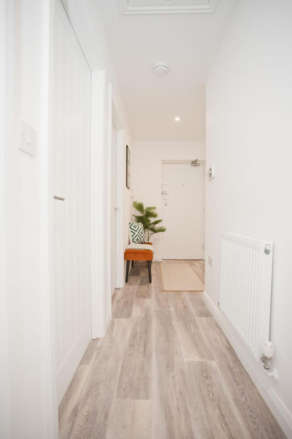 Apartment Stylish 2 Bedroom - Parking - 5 Mins Walk To