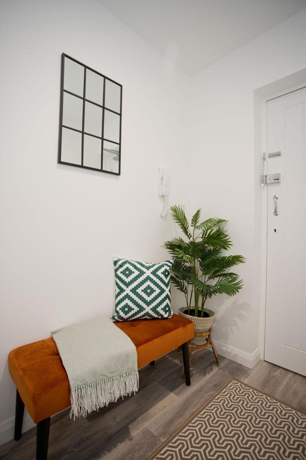 Stylish 2 Bedroom - Parking - 5 Mins Walk To Apartment