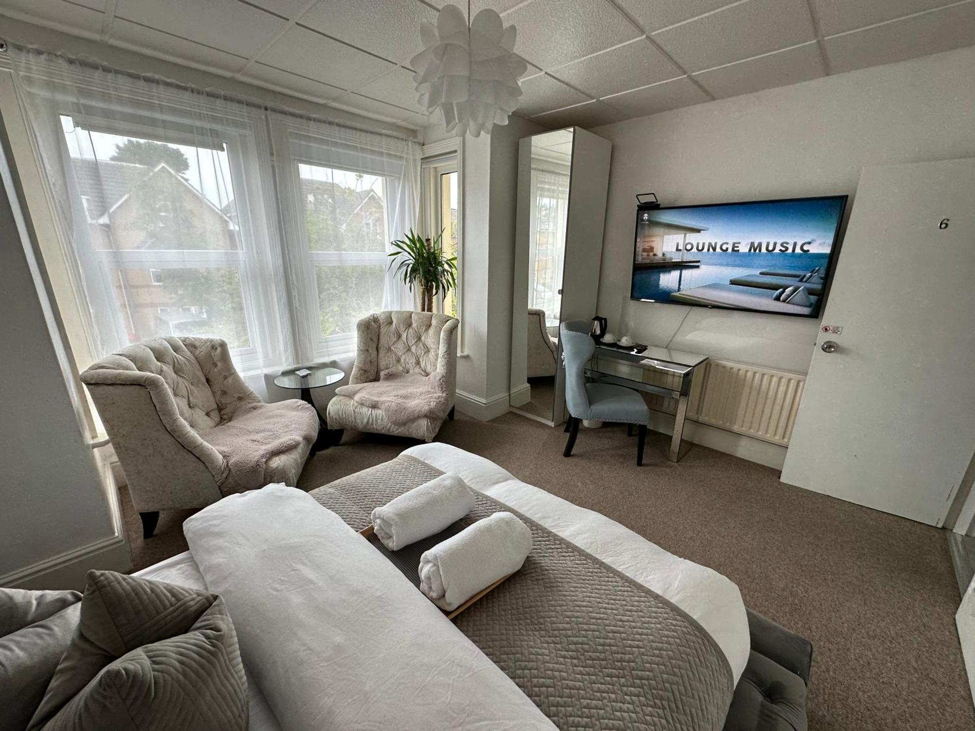 5 Min From The ,parking In Guest house *