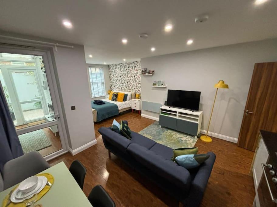 3 Mins Walk, 2pm Check-in, Private Garden. Apartment Bournemouth