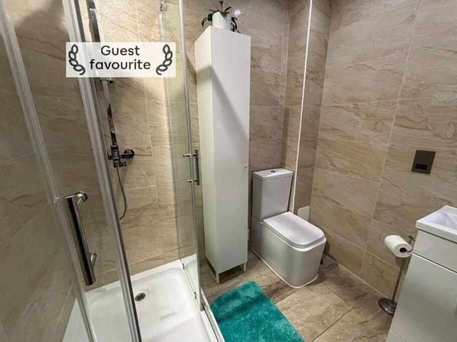 3 Mins Walk, 2pm Check-in, Private Garden. Apartment *