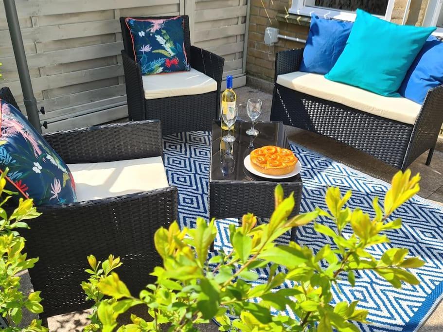 Apartment 3 Mins Walk, 2pm Check-in, Private Garden.