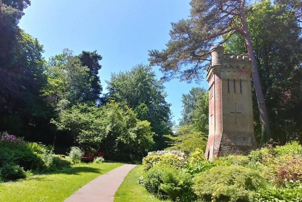 3 Mins Walk, 2pm Check-in, Private Garden. Apartment Bournemouth