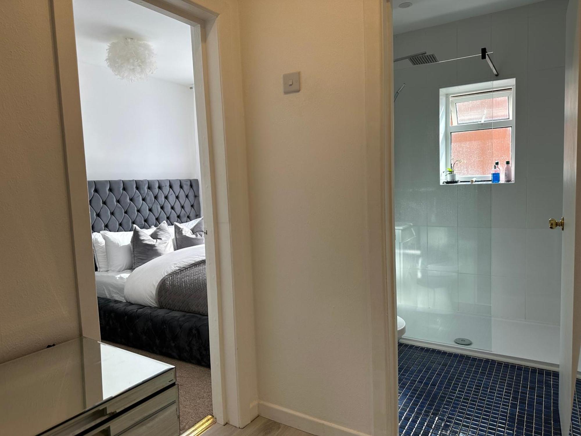 The Smaller New Refurbished Ensuite 5min From Parking In Guest house *