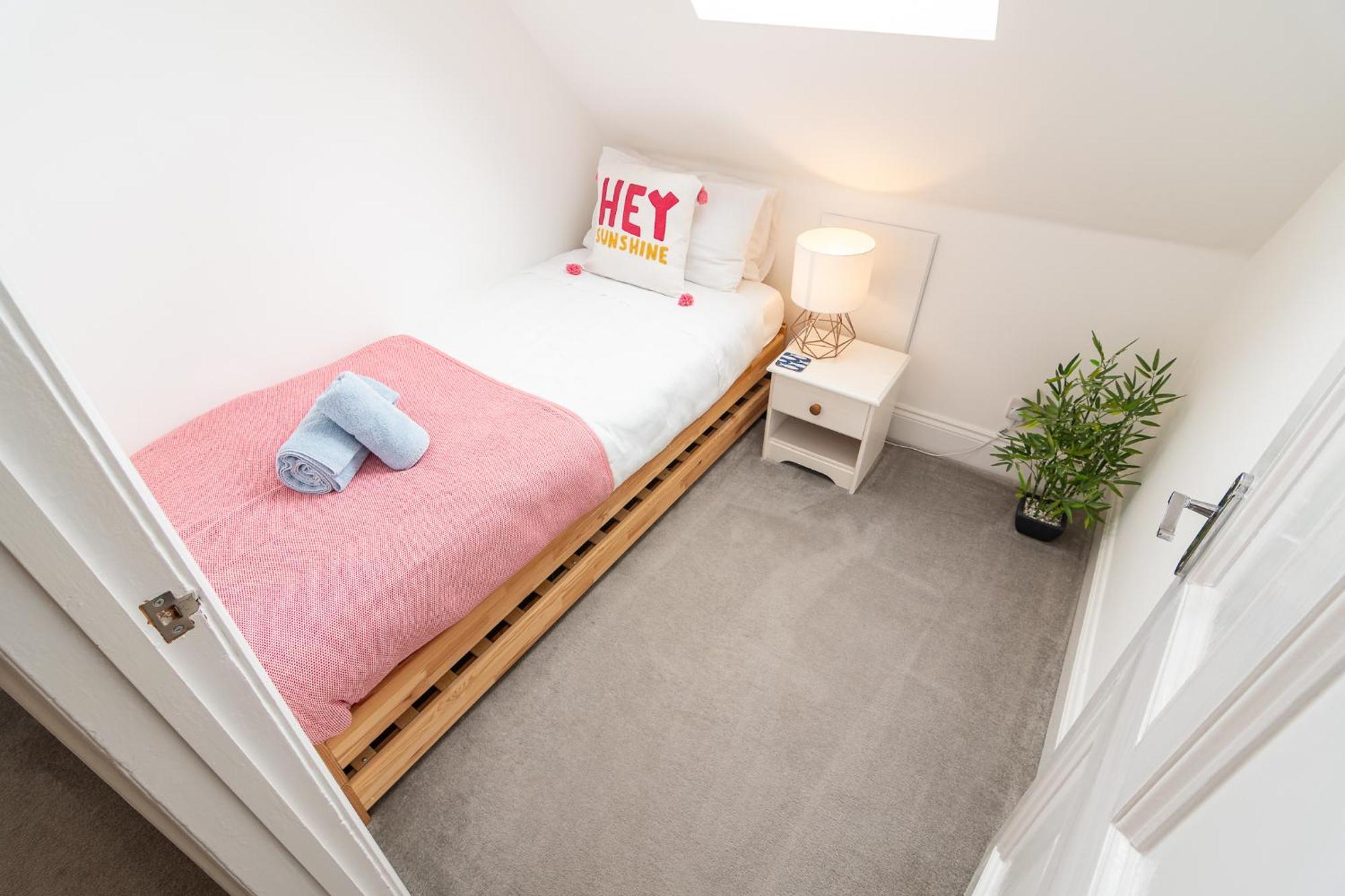 Light Airy 3 Bed Town Cntr Flat 700m To The *