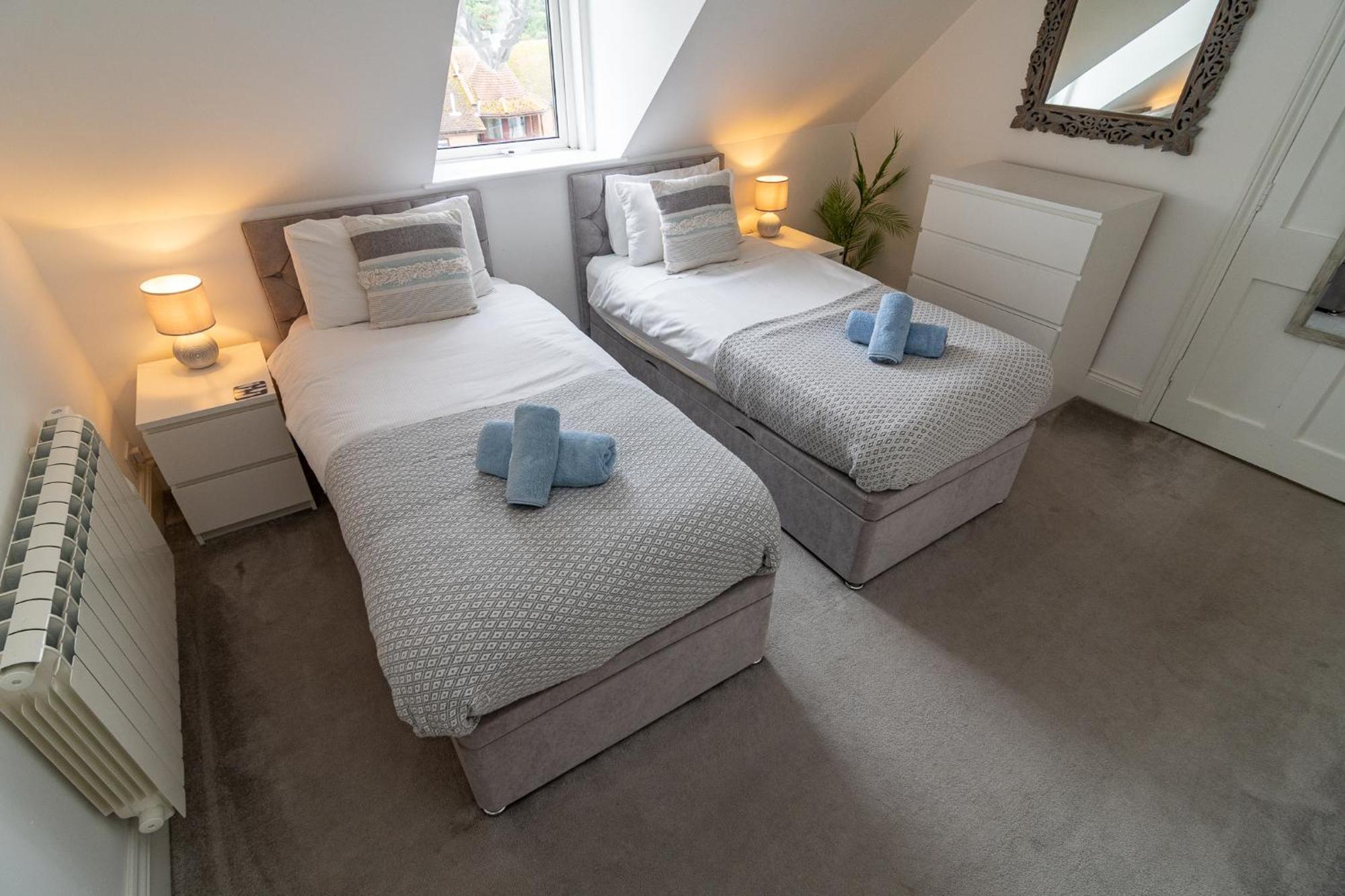 Light Airy 3 Bed Town Cntr Flat 700m To The Apartment *