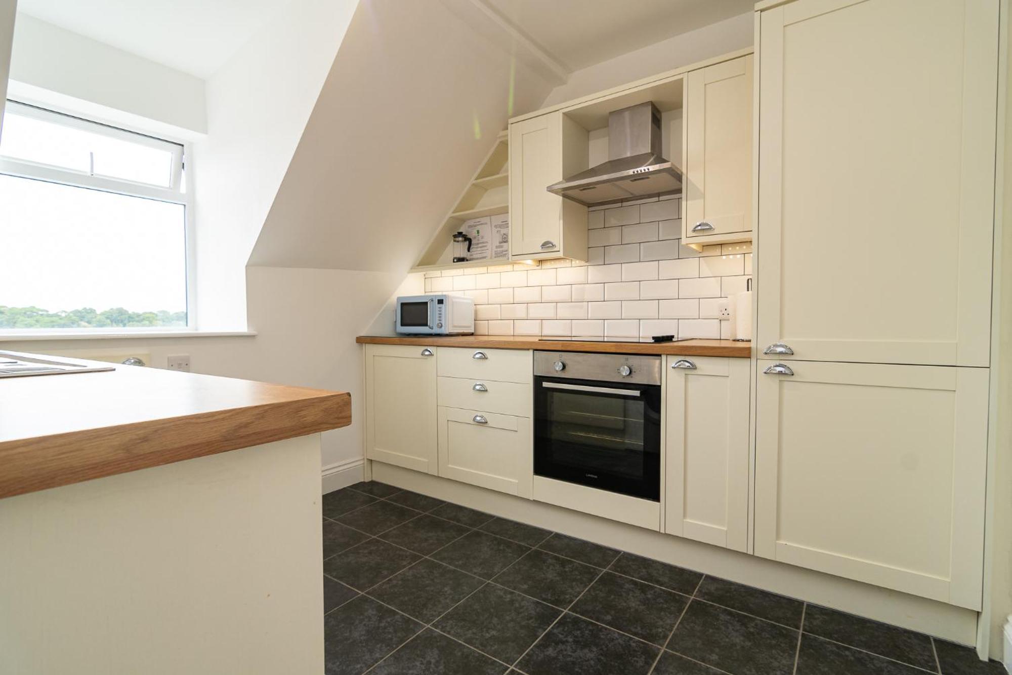 Light Airy 3 Bed Town Cntr Flat 700m To The Apartment