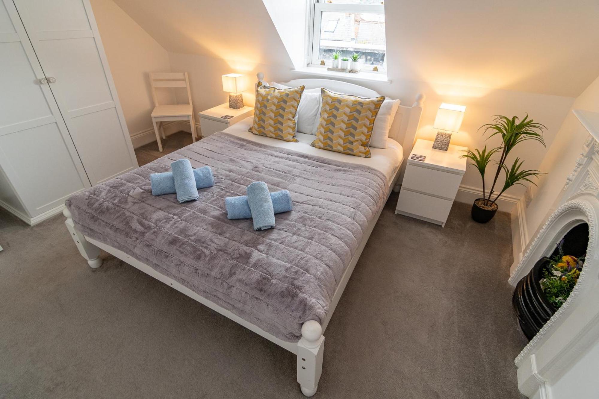 Apartment Light Airy 3 Bed Town Cntr Flat 700m To The