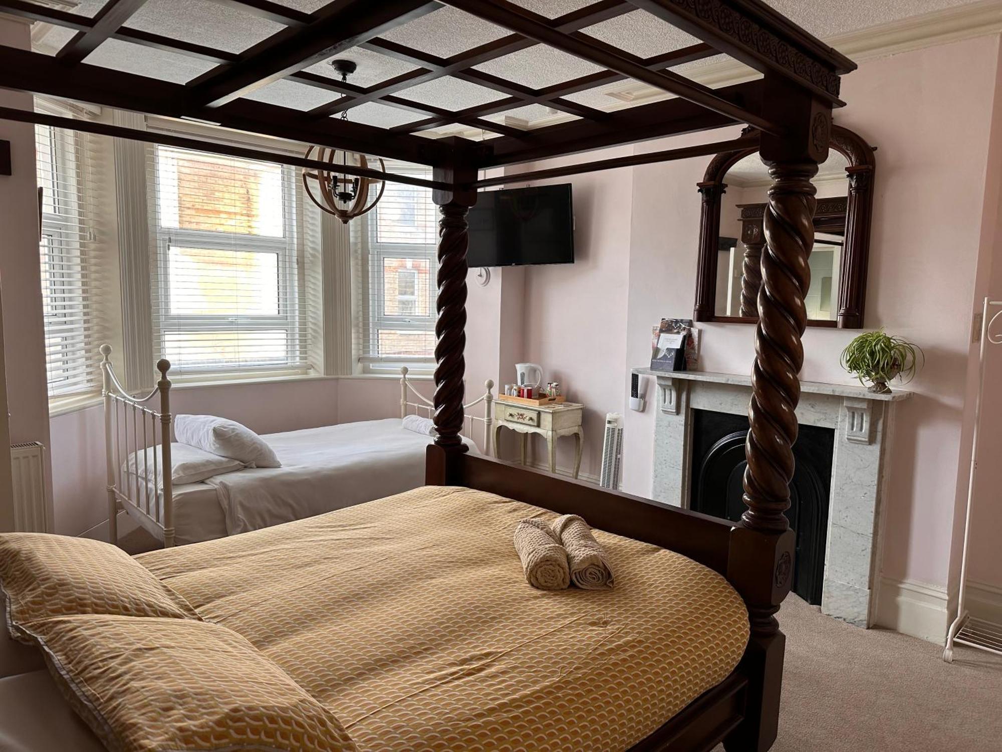 The Boho - 4 Min Walk To & Town Hotel 3*