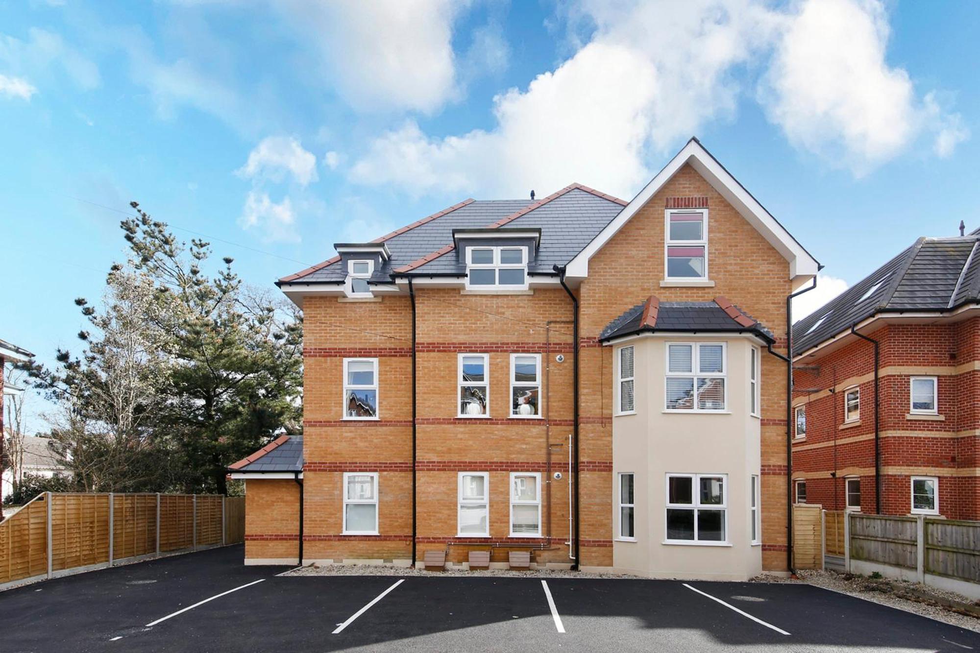 Apartment Stylish 2 Bedroom - Parking - 5 Mins Walk To