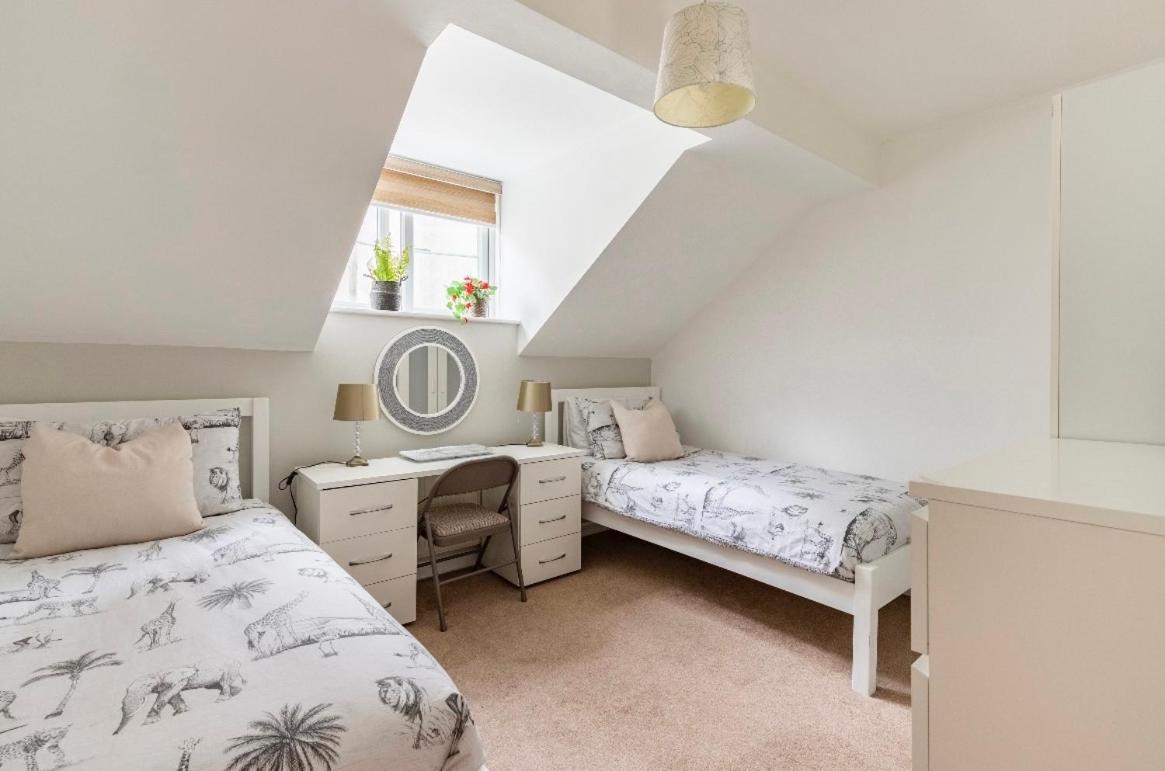 Town Centre White House Homestay *