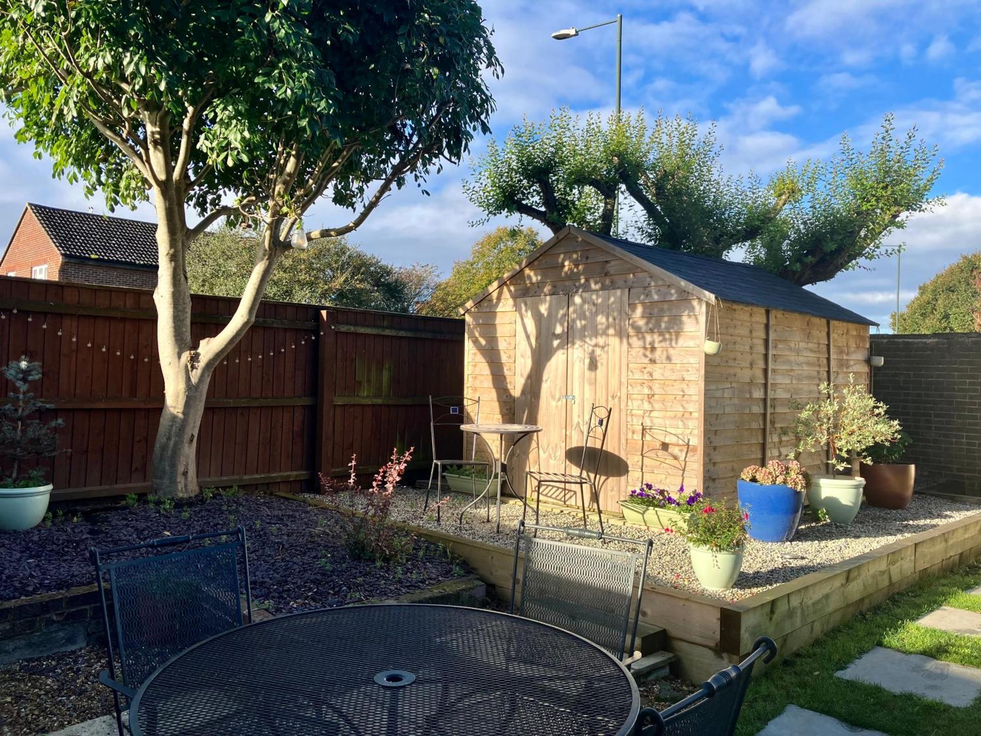 Central, Stylish & Cosy With Large Garden & Parking, Holiday home Bournemouth