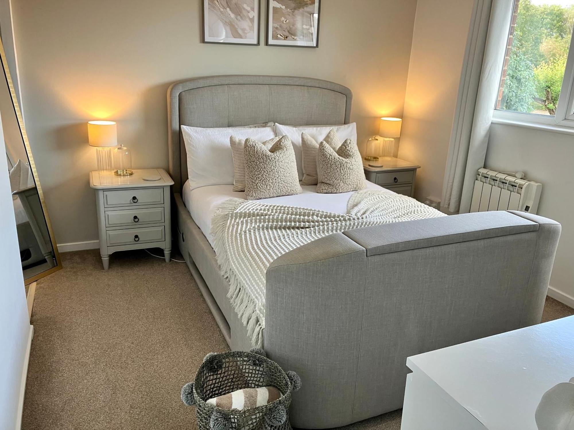 Central, Stylish & Cosy With Large Garden & Parking,