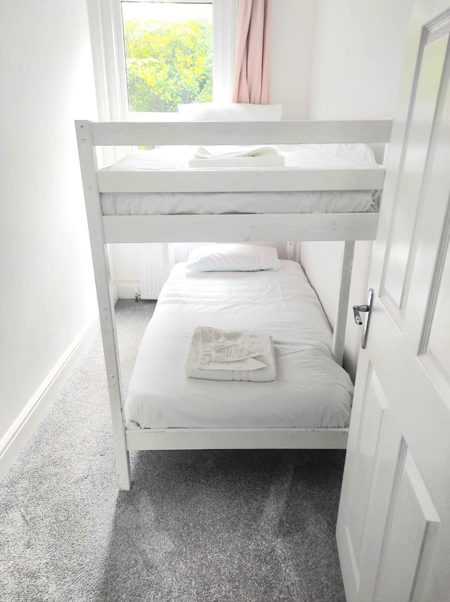 Apartment Flat-b, 4 Adults, 20 Mins To Beach, Netflix, Wifi, Sleeps 4 Adults