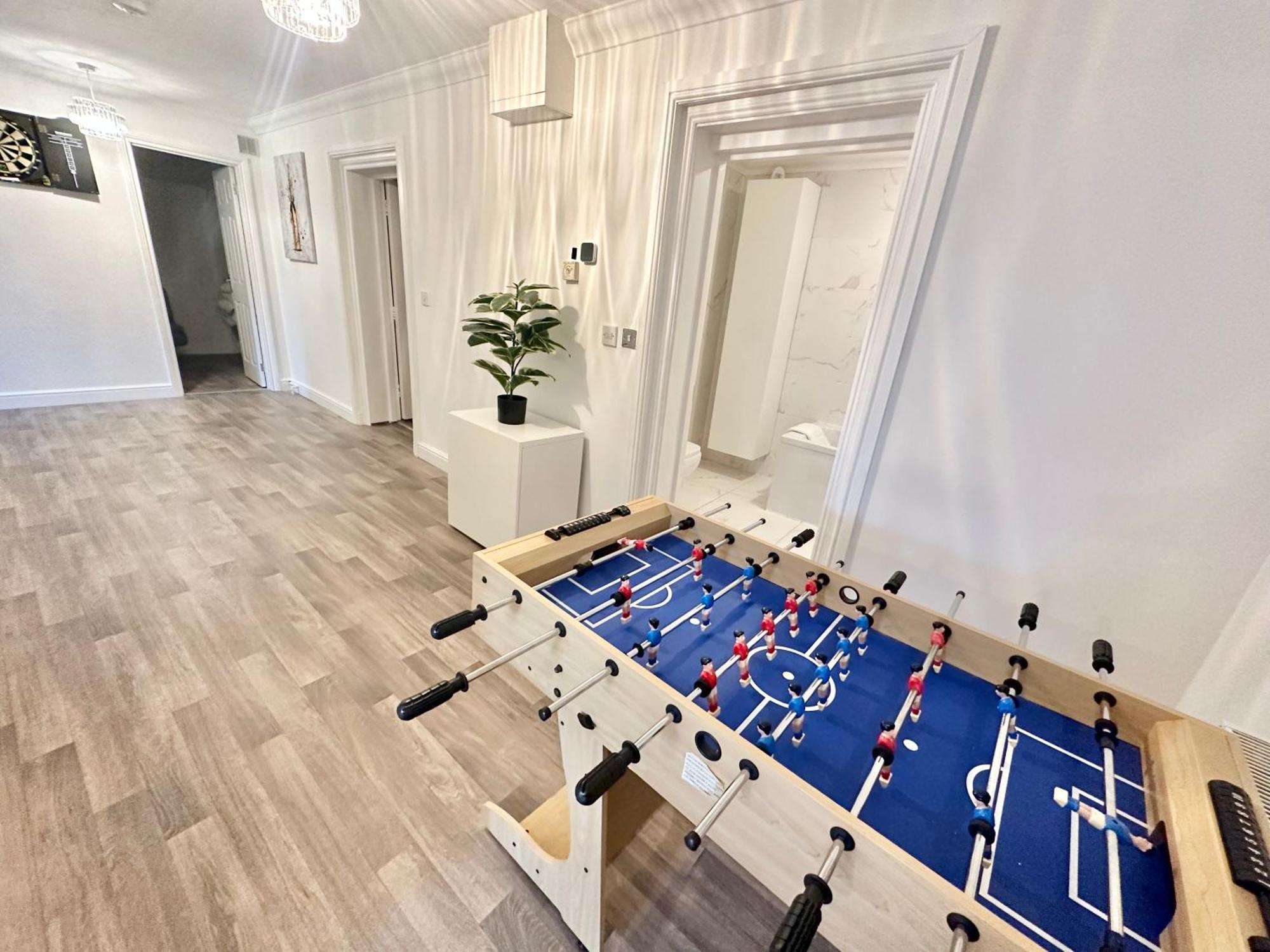 Glen Fern - Garden With Parking - Heart Of Town Centre - Close To - Darts And Table Football - Sleeps 11 Apartment *