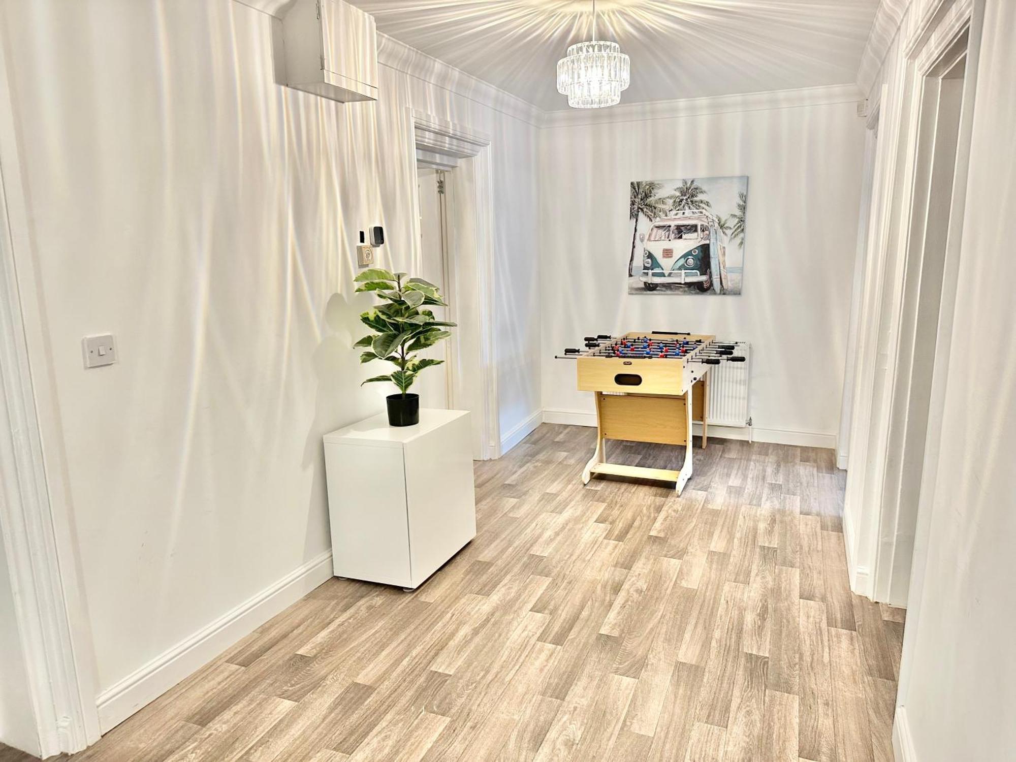 Apartment Glen Fern - Garden With Parking - Heart Of Town Centre - Close To - Darts And Table Football - Sleeps 11 *
