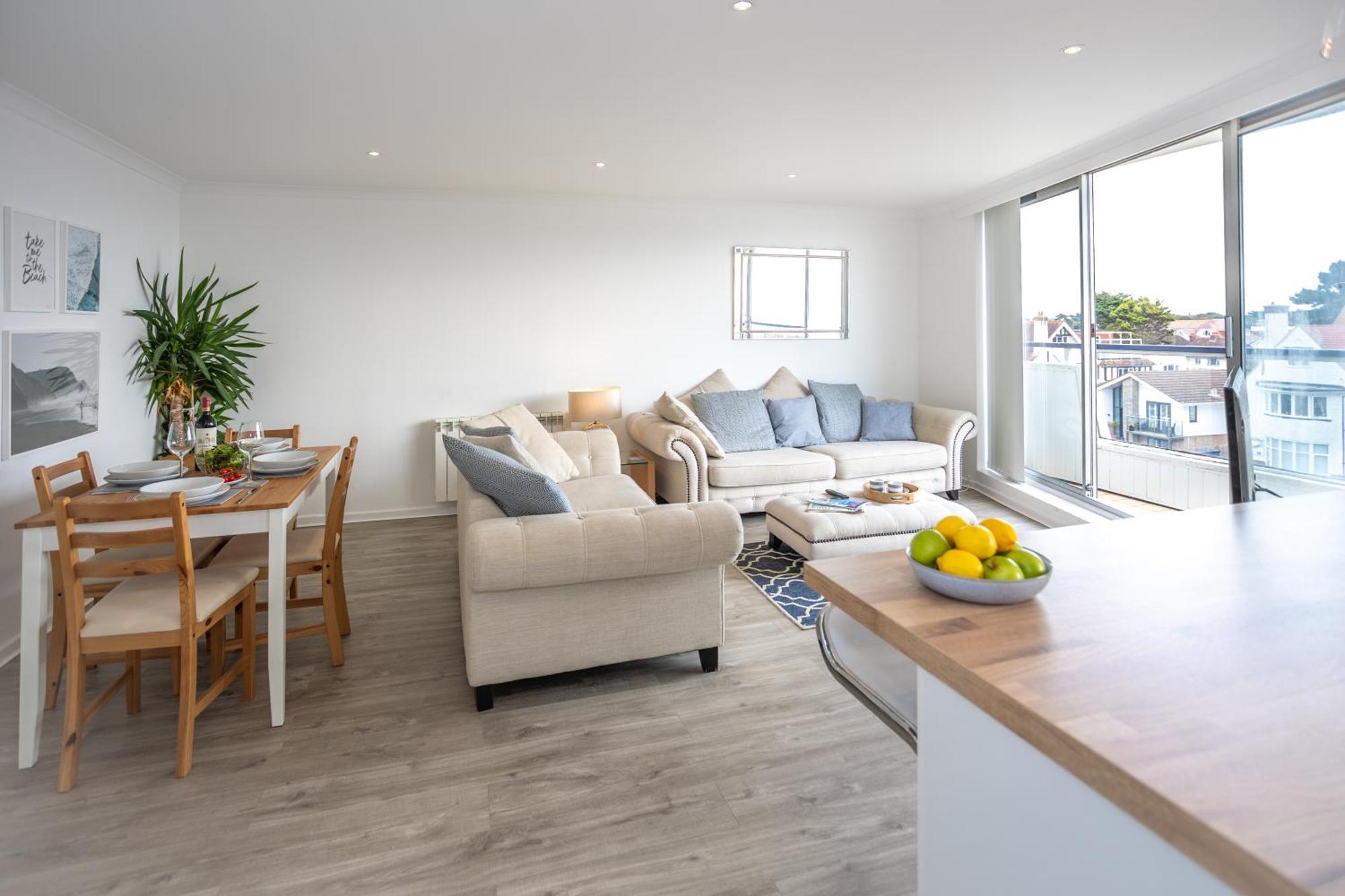 Stunning 2 Bed Seaside With Sea Views