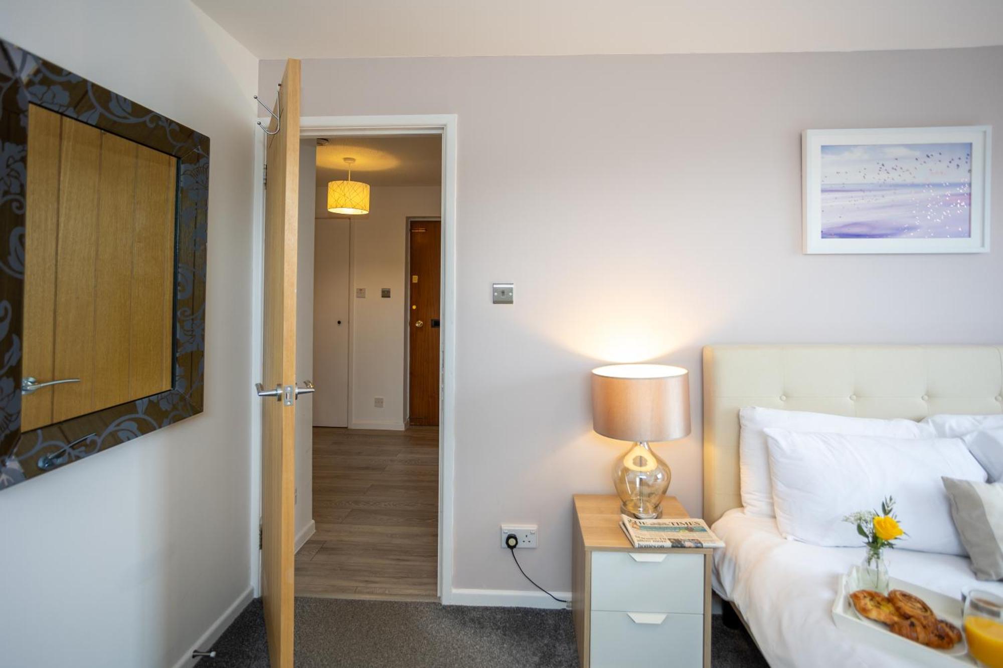 Stunning 2 Bed Seaside With Sea Views Apartment