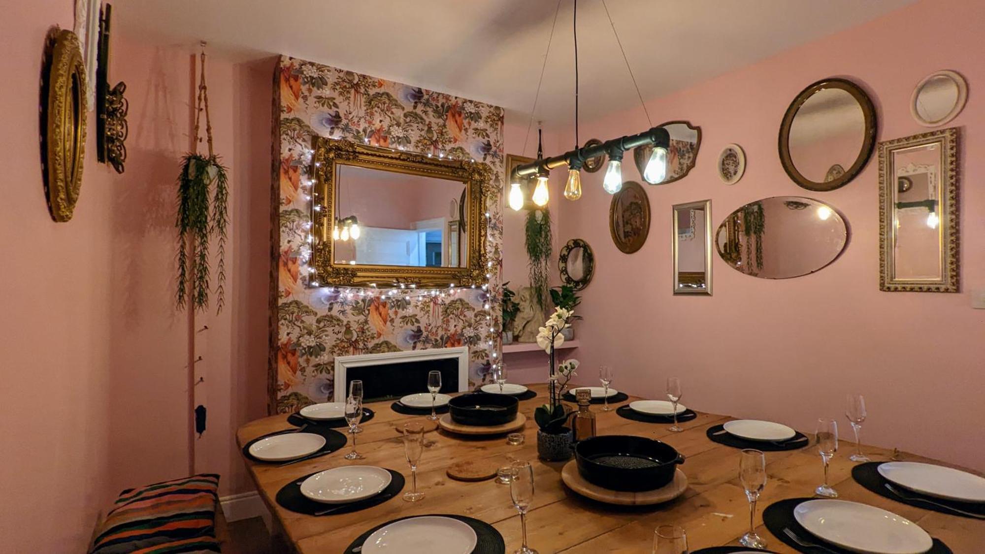 Boutique With Hot Tub - Sleeps Up To 20 Holiday home