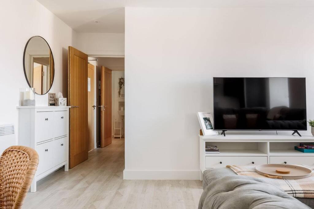 Modern 1 Bed, Close To And Highstreet Apartment *