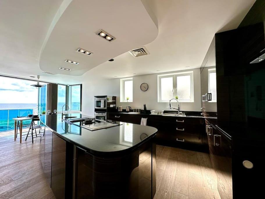 Seaside Panorama Retreat: Beachfront Comfort For Four * Bournemouth