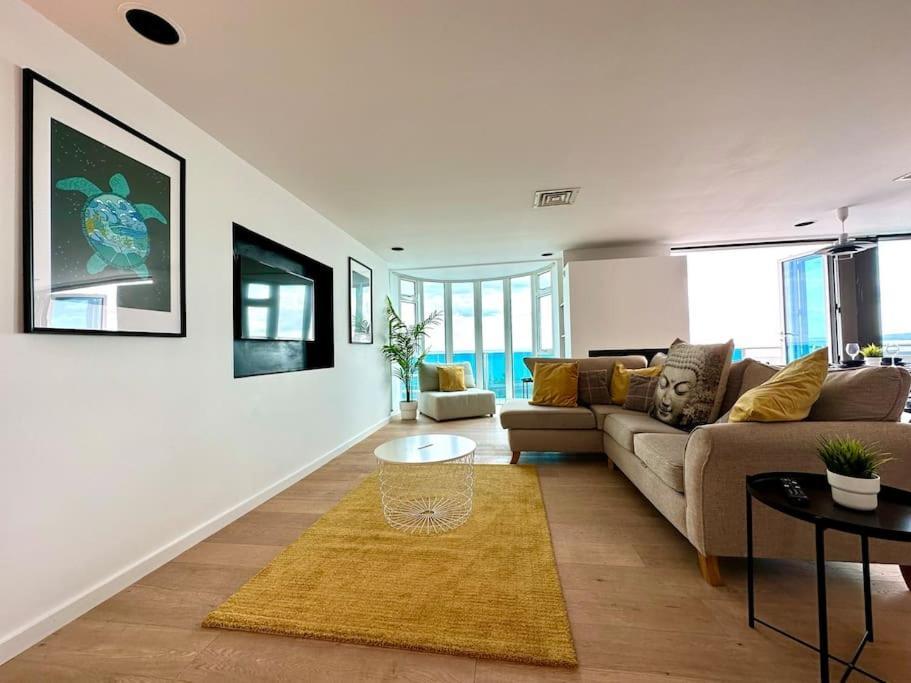 Seaside Panorama Retreat: Beachfront Comfort For Four Apartment Bournemouth