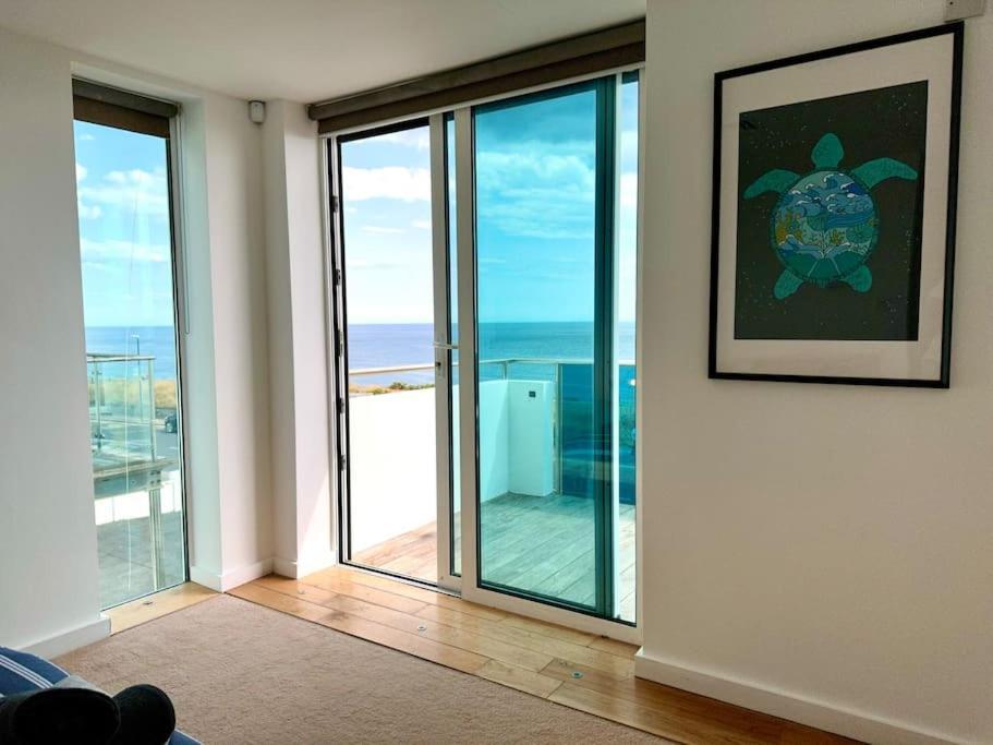Seaside Panorama Retreat: Beachfront Comfort For Four *