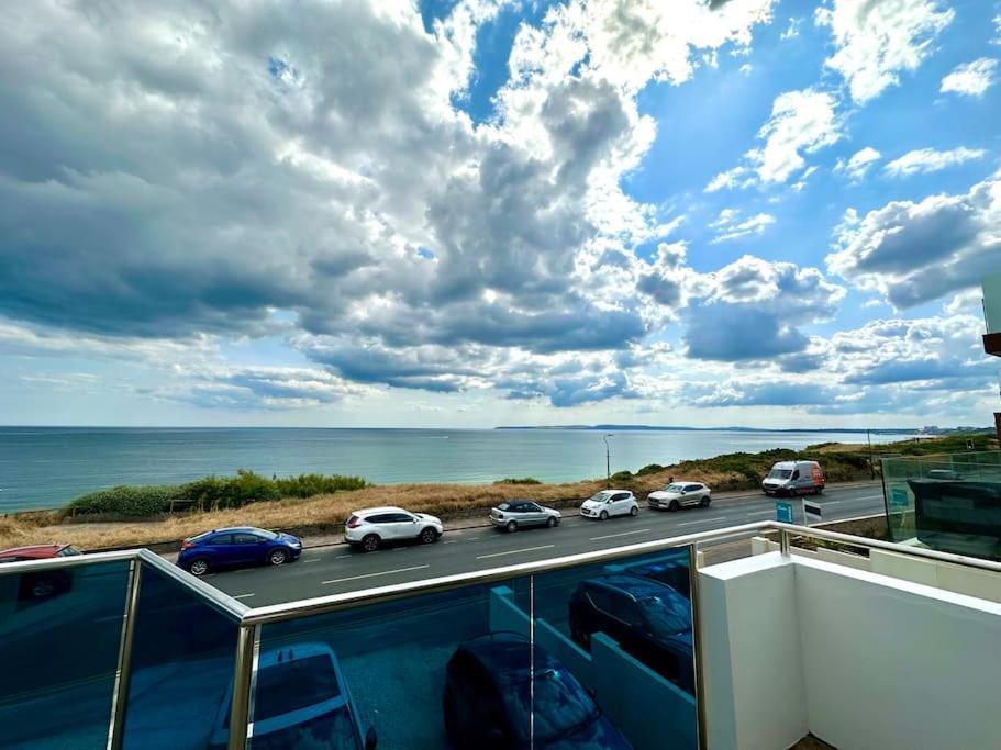 Seaside Panorama Retreat: Beachfront Comfort For Four