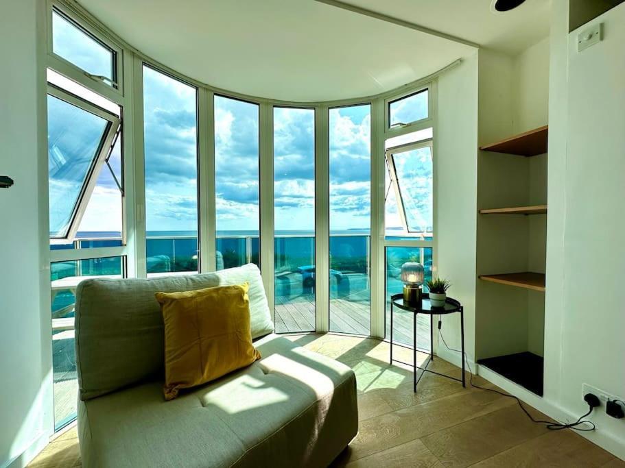 Apartment Seaside Panorama Retreat: Beachfront Comfort For Four Bournemouth