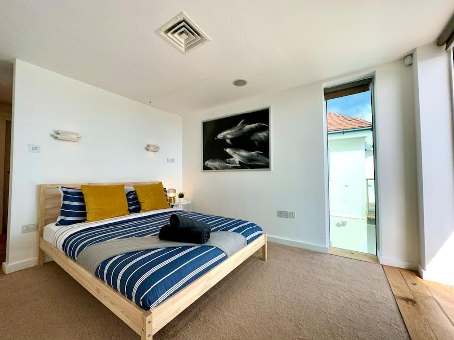 Seaside Panorama Retreat: Beachfront Comfort For Four * Bournemouth