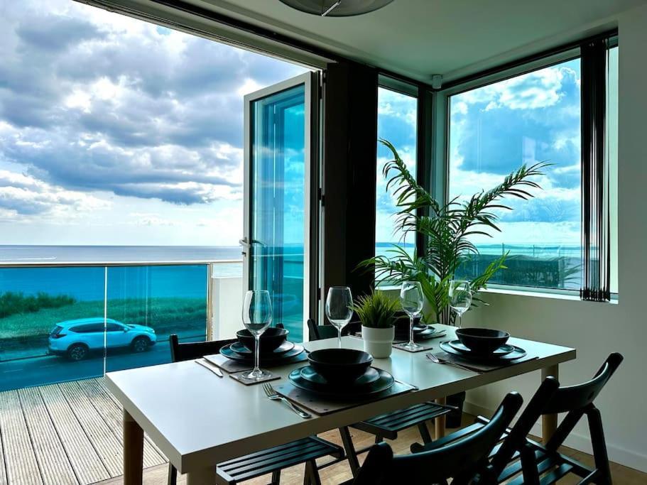 Seaside Panorama Retreat: Beachfront Comfort For Four * Bournemouth