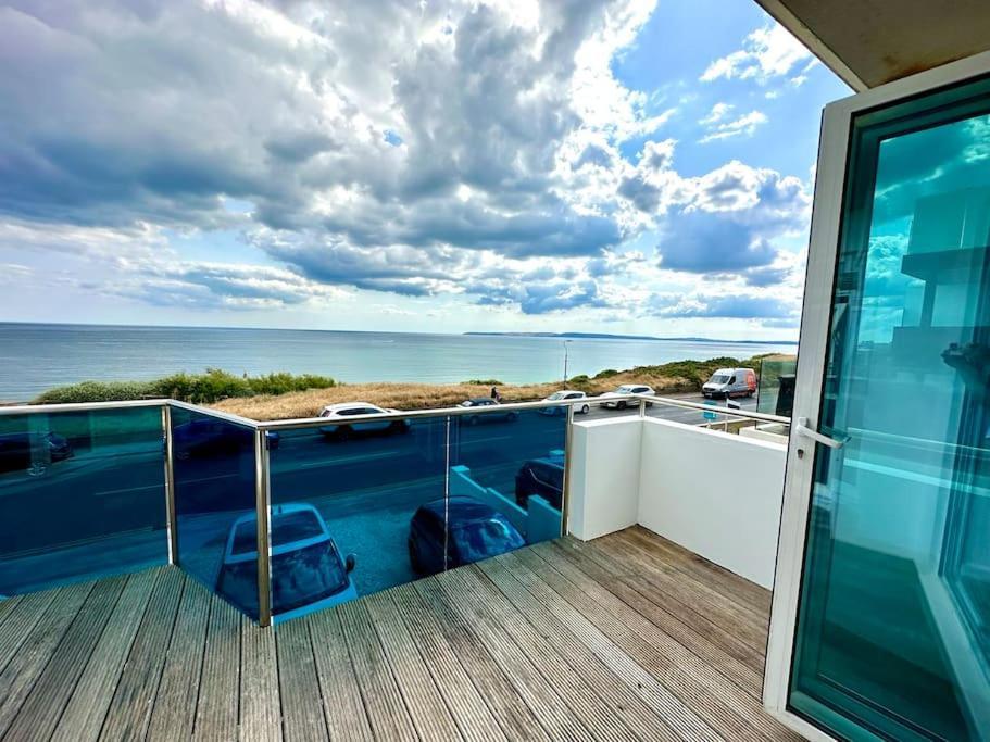 Apartment Seaside Panorama Retreat: Beachfront Comfort For Four *