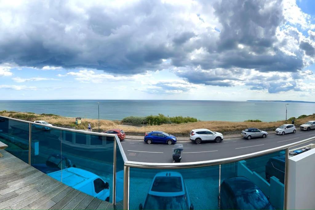 Apartment Seaside Panorama Retreat: Beachfront Comfort For Four