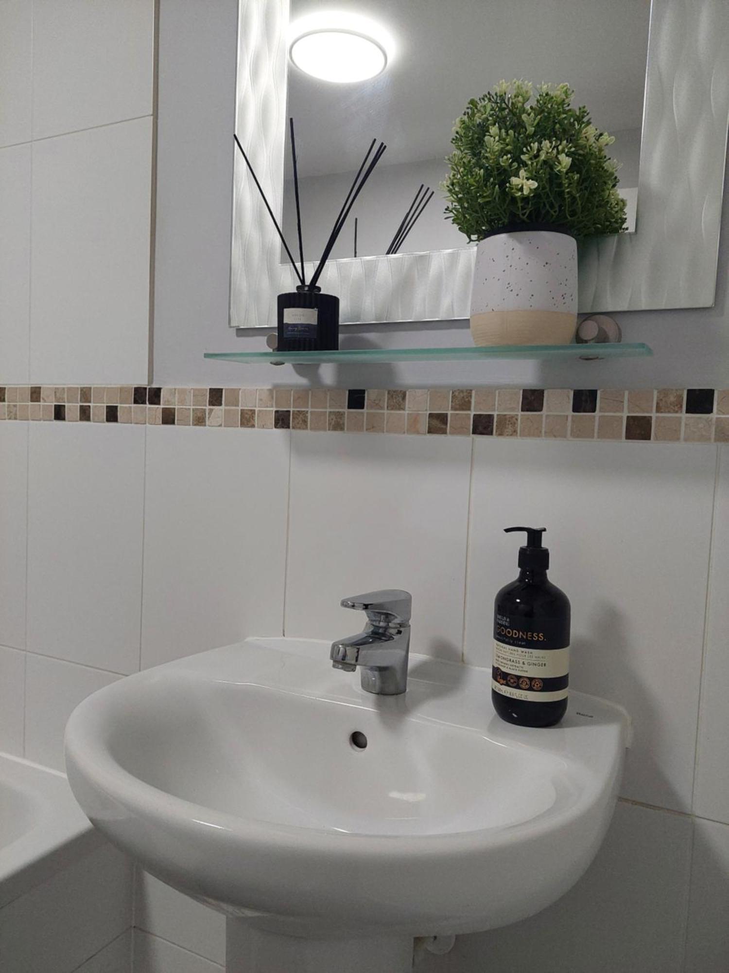 Apartment In Boscombe Close To *