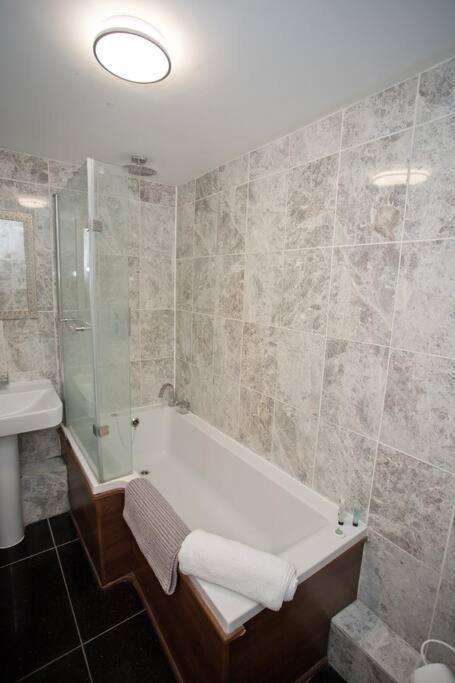 Bank - Prime Town Centre Location - Close To The Beach!