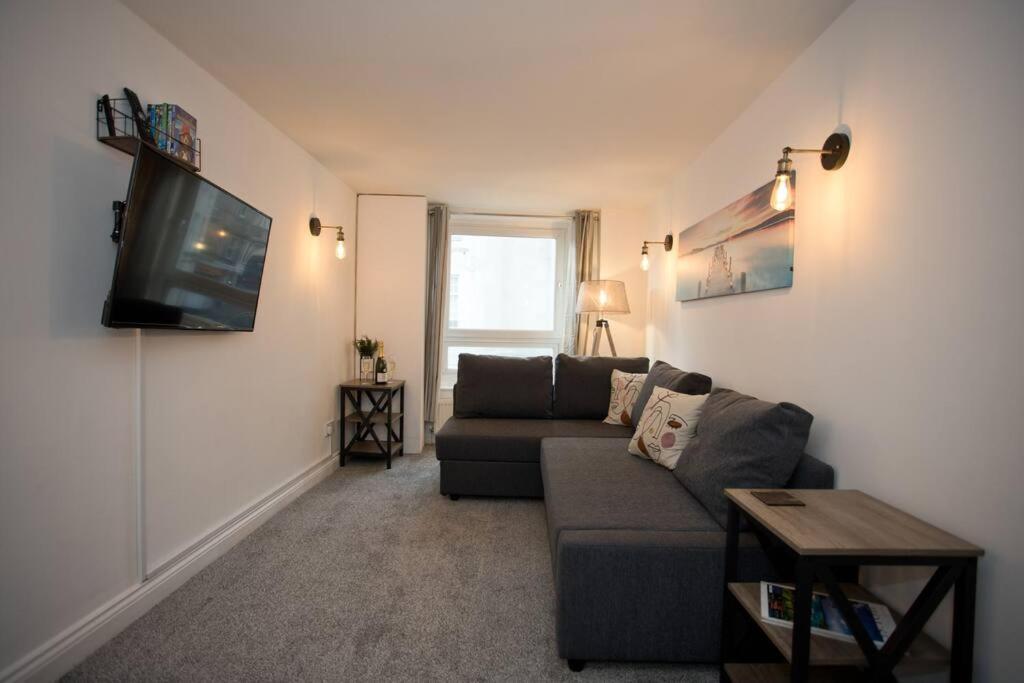Apartment Bank - Prime Town Centre Location - Close To The Beach! *
