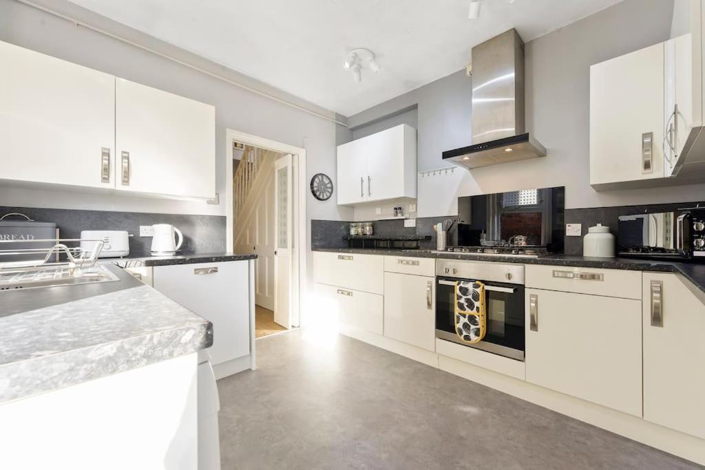 The Capstone Retreat - Beautiful Detached Family By Coastline Retreats, Arcade Machine, Parking, Bbq