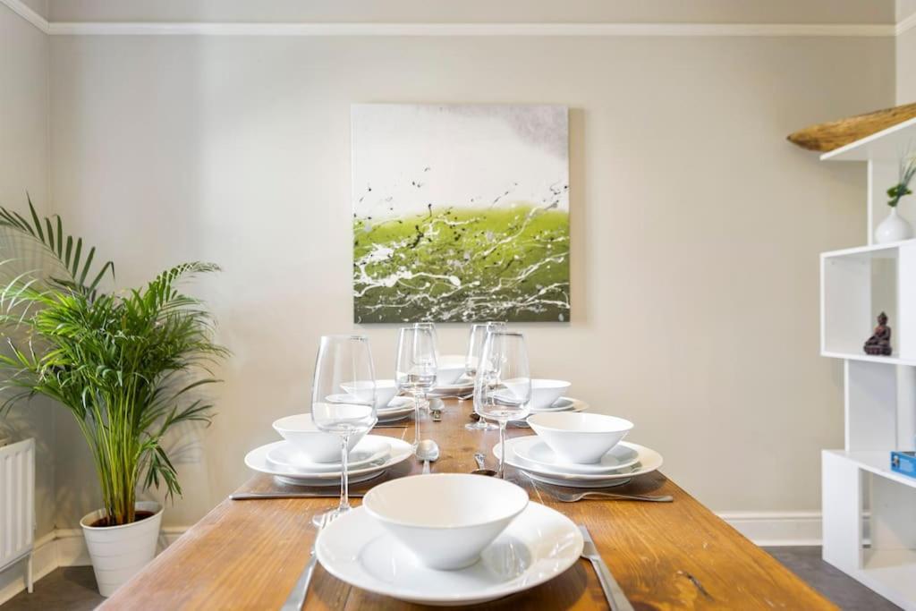 The Capstone Retreat - Beautiful Detached Family By Coastline Retreats, Arcade Machine, Parking, Bbq Bournemouth