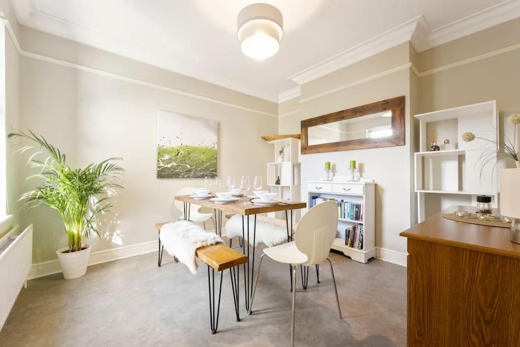 The Capstone Retreat - Beautiful Detached Family By Coastline Retreats, Arcade Machine, Parking, Bbq Bournemouth