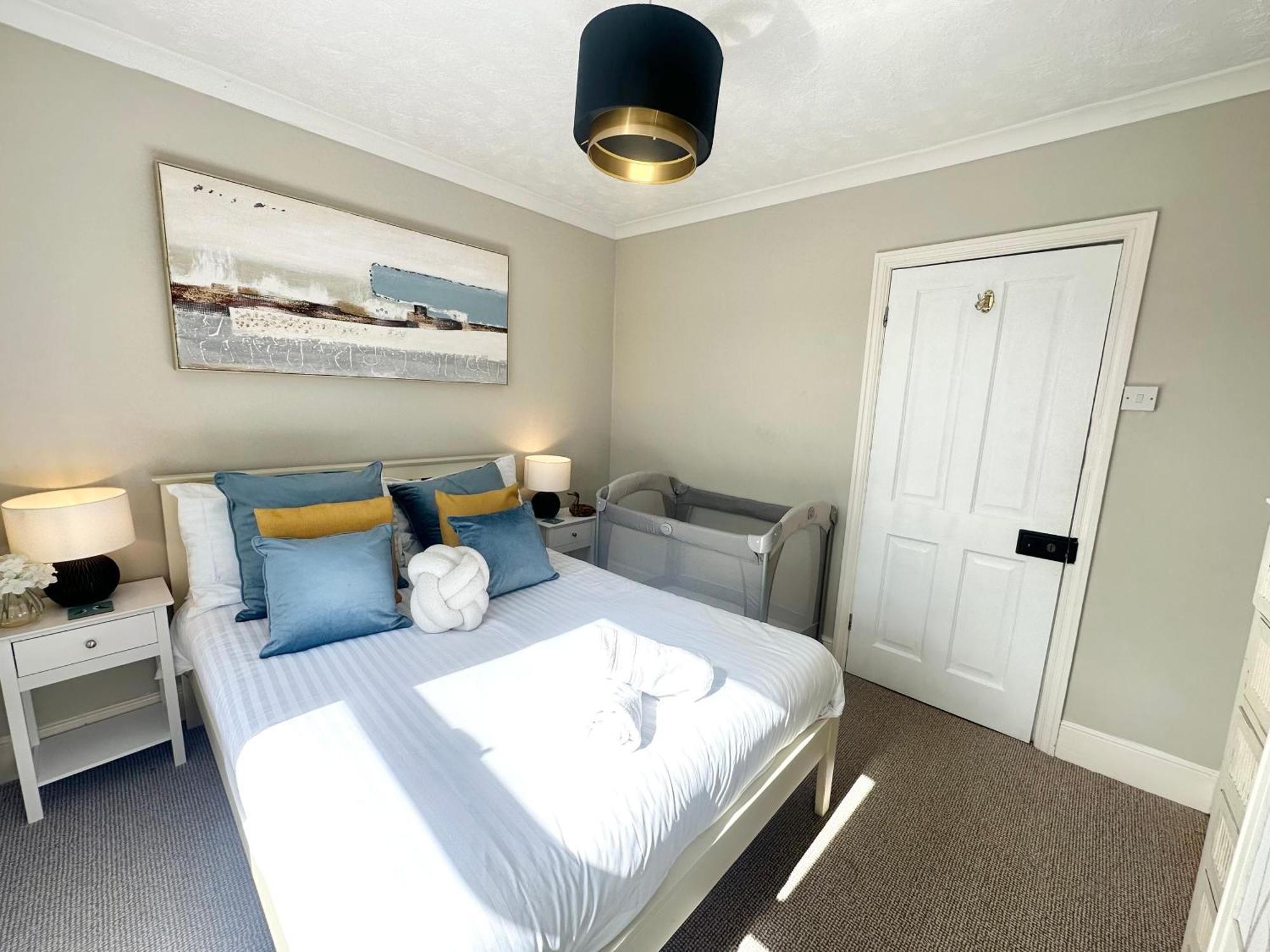 The Capstone Retreat - Beautiful Detached Family By Coastline Retreats, Arcade Machine, Parking, Bbq Bournemouth