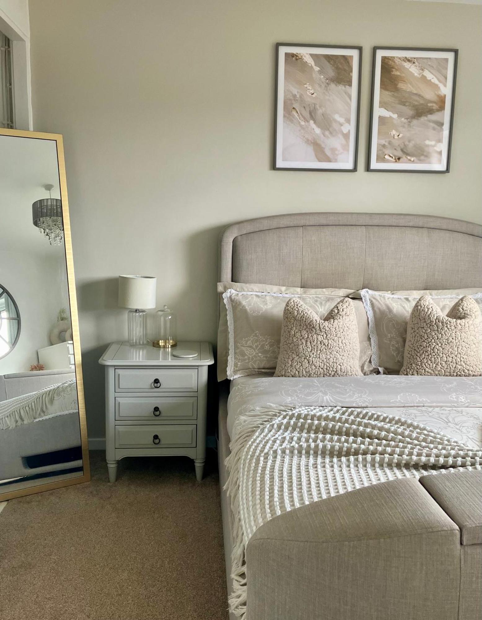 Holiday home Central, Stylish & Cosy With Large Garden & Parking, *