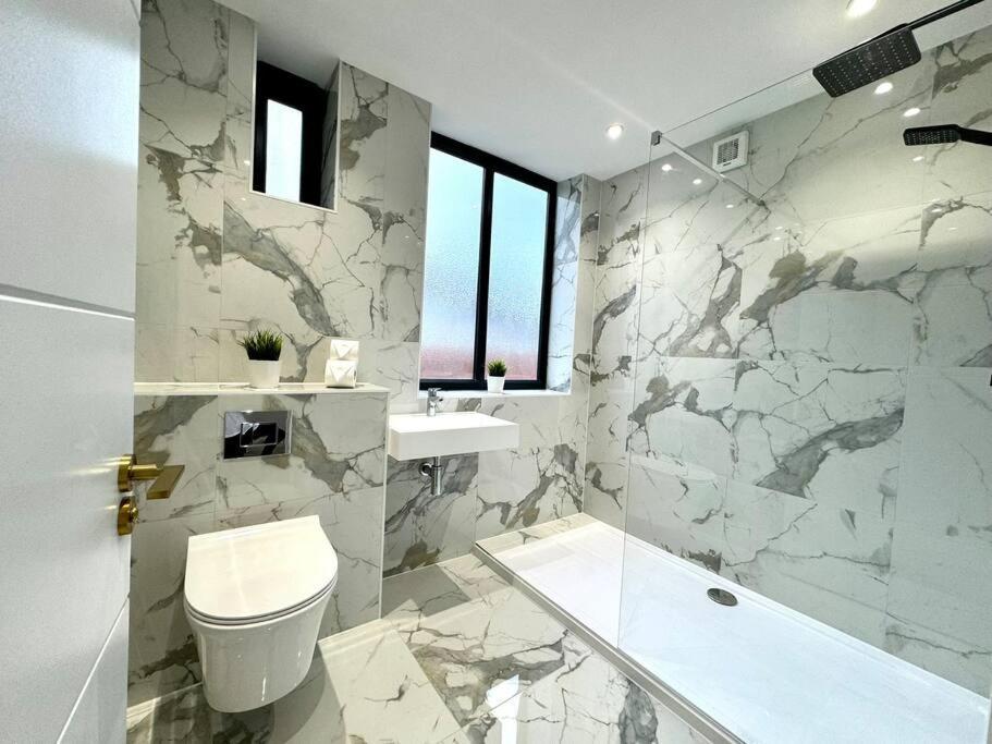 Bliss: 3bedroom Near Sea & Town Vibes! Apartment *