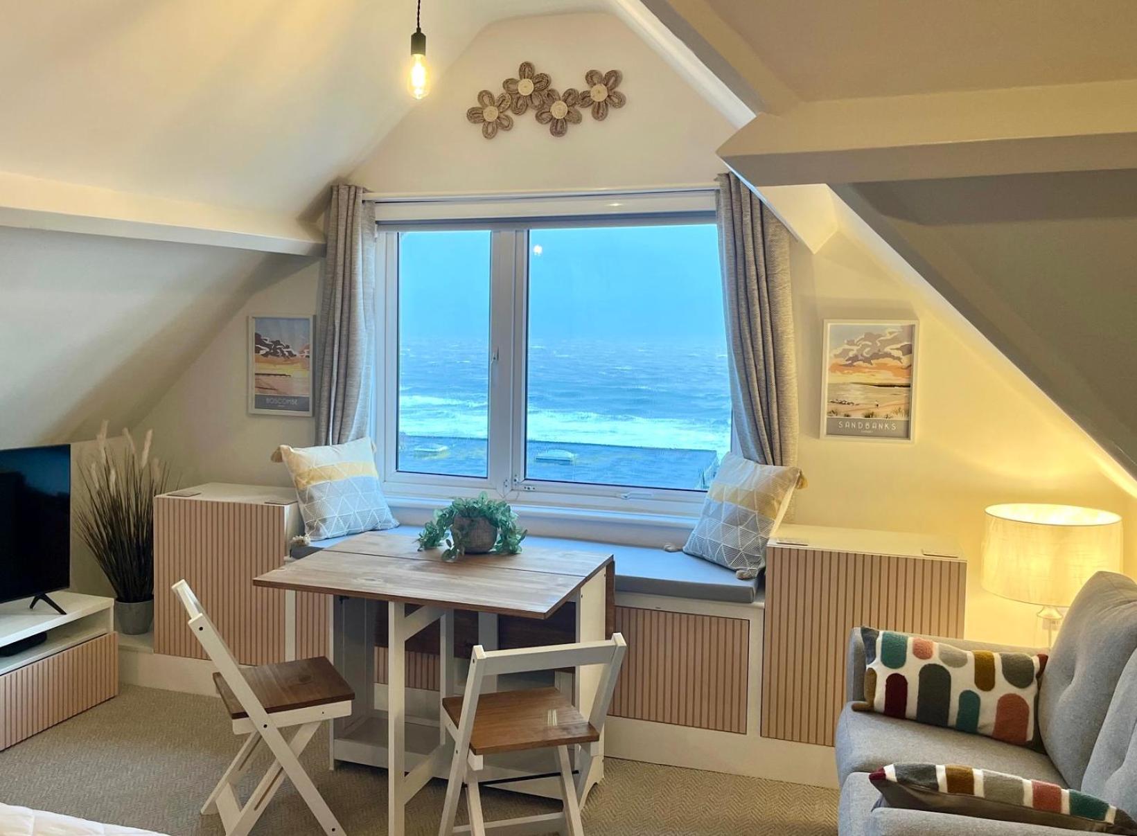 Pier View Retreat - Close To - Sea Views With Parking *
