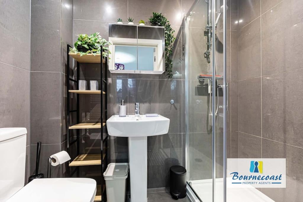Bournecoast: Modern Near Beaches -fm9580