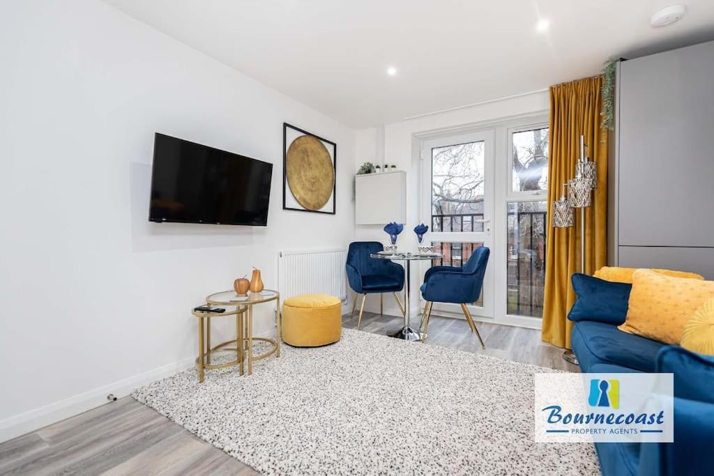 Bournecoast: Modern Near Beaches -fm9580
