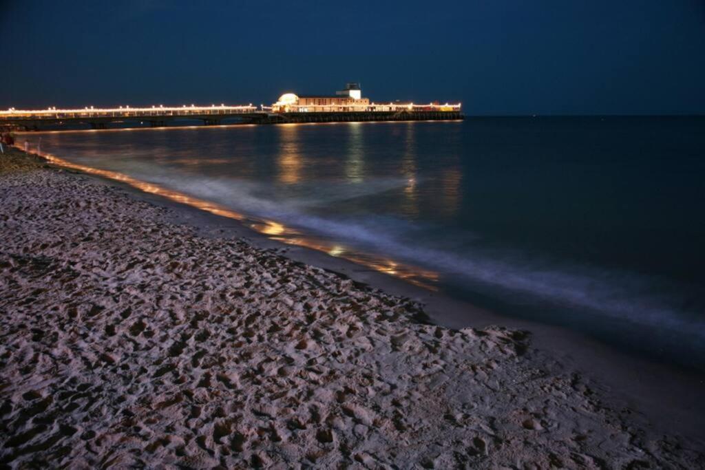Bournecoast: Modern Near Beaches -fm9580 *